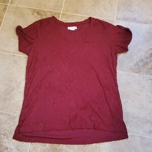 Peace & Pearls textured v neck tee in burgandy